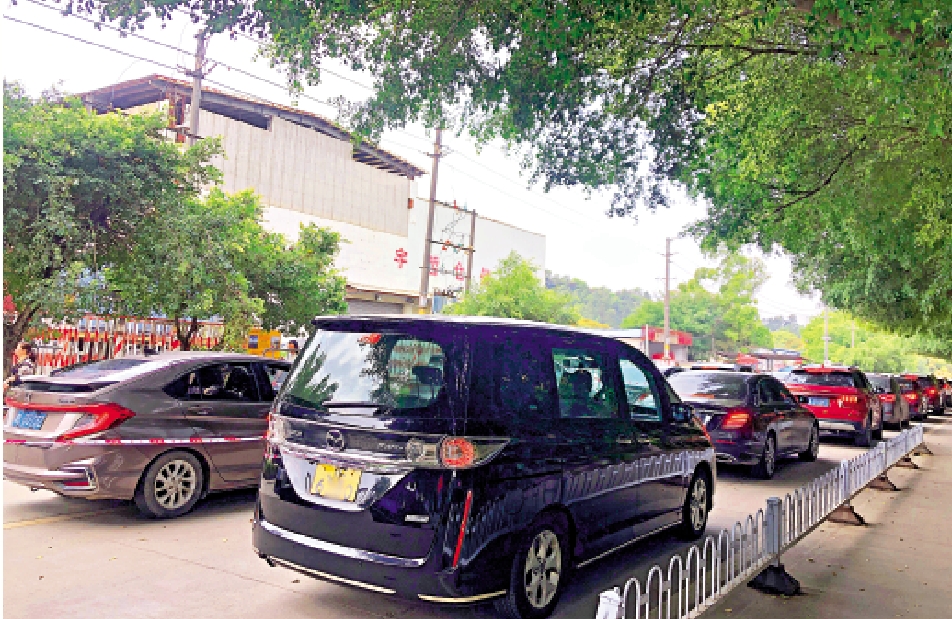 圖:港澳車輛在排隊進入廣州玉德堂陵園。\大公報記者方俊明攝