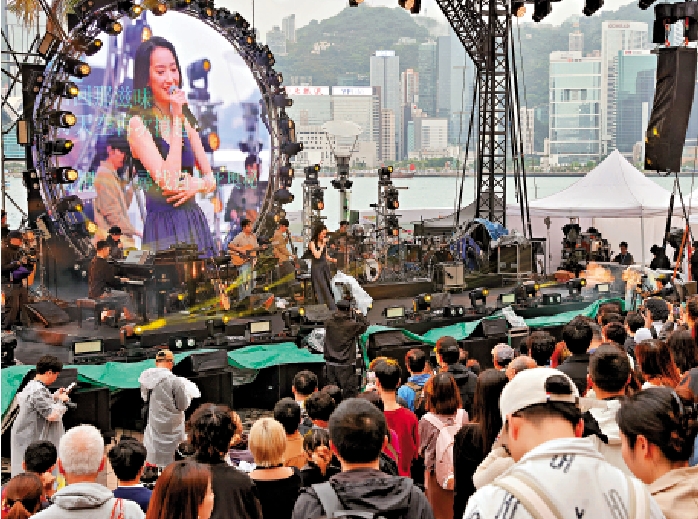 　　圖：有內地遊客表示，希望香港多辦國際巨星演唱會。圖為「香港流行文化節」重頭節目《ImagineLand 2025》大型戶外音樂嘉年華。\中通社