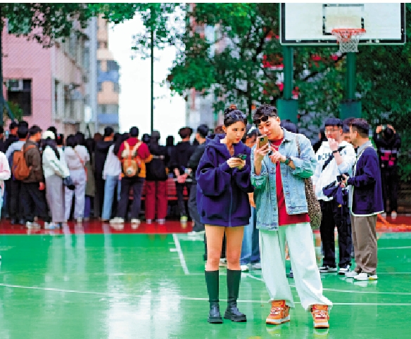 　　圖：堅尼地城港鐵站旁的籃球場，亦成為「非一般」打卡點。