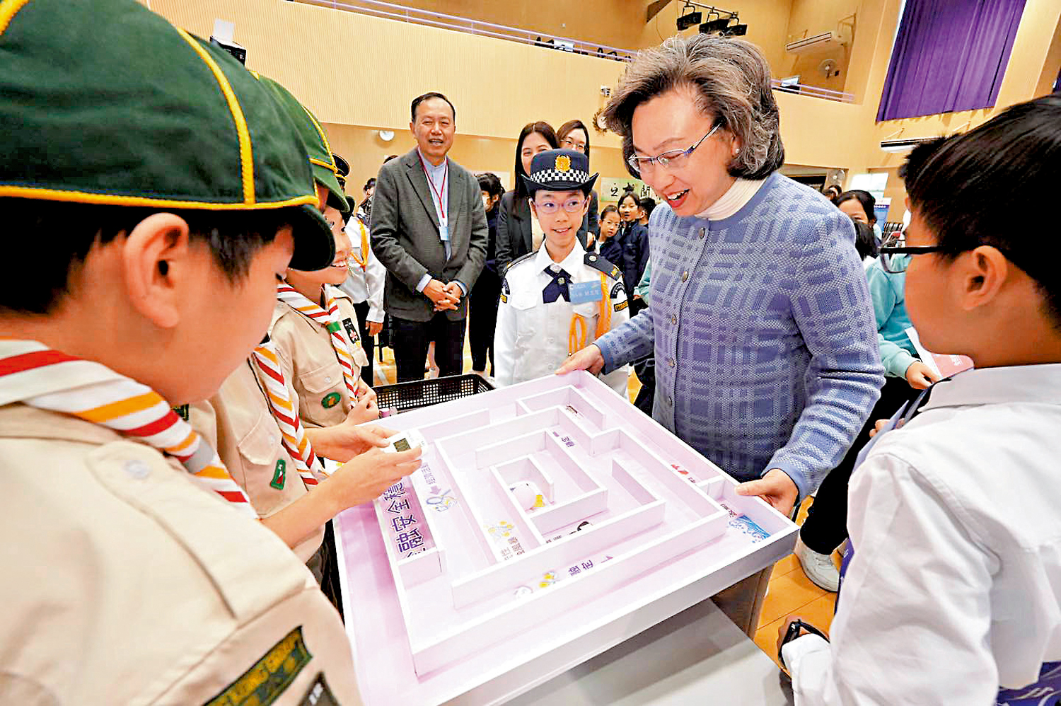 　　圖：公務員事務局局長楊何蓓茵近日到訪小西灣培僑小學，了解校方推動國家安全教育的工作。