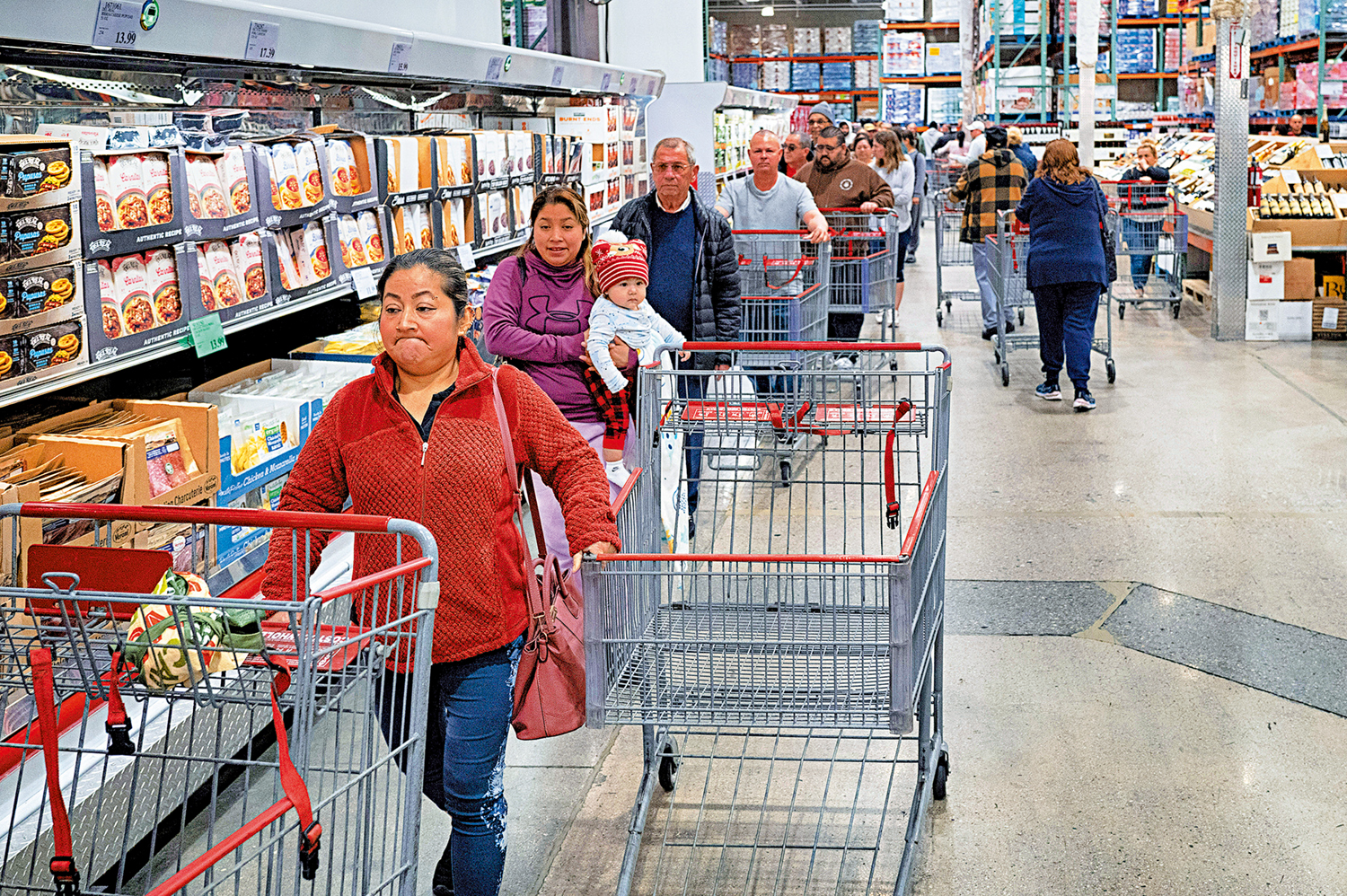 　　圖：美國各階層民眾掀起「未雨綢繆」式消費潮，中國產品供應緊張，洛杉磯一家超市排起長龍。