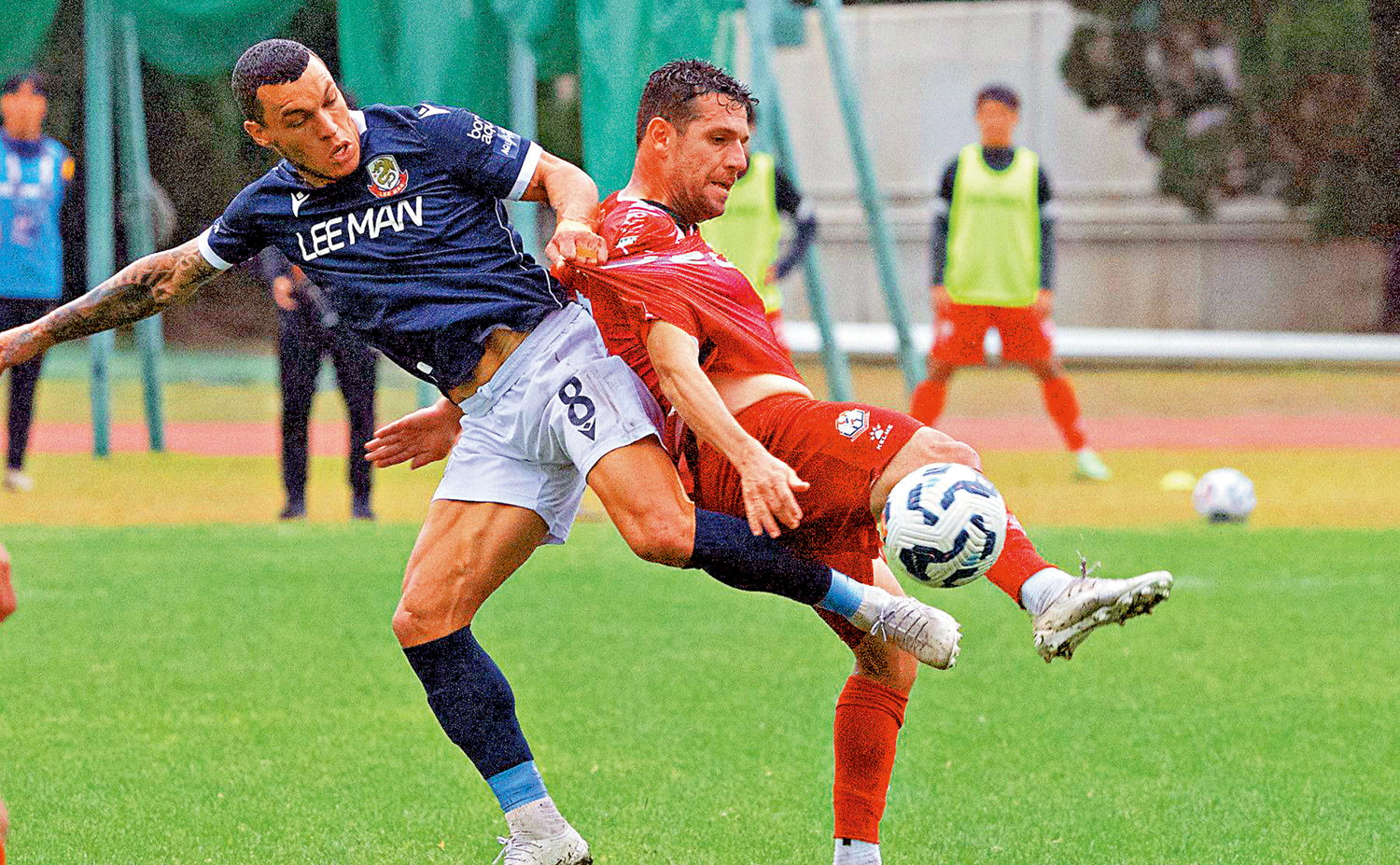 　　圖：艾華頓（左）是理文的贏波功臣。\足總圖片