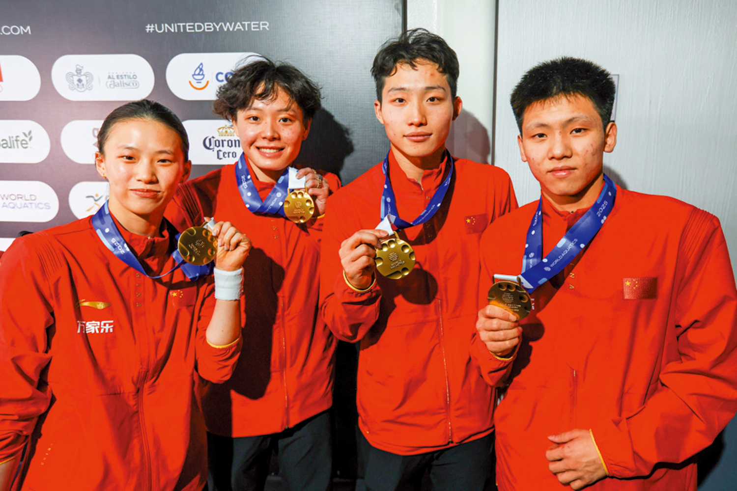 　　圖：陳芋汐、陳藝文、王宗源、程子龍（從左到右）在頒獎儀式後合影留念。\新華社
