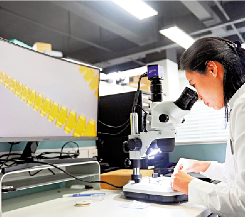 　　圖：人工智能成為學習科研的重要幫手。圖為中國科學技術大學科研人員在研究微型螺旋機器人。\中新社