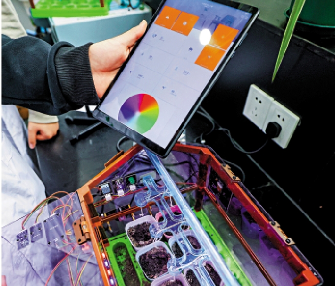 　　圖：青少年需要引導正確使用AI。圖為嘉興一學校的智慧生態實驗室內，學生們搭建智慧農場模型。\新華社