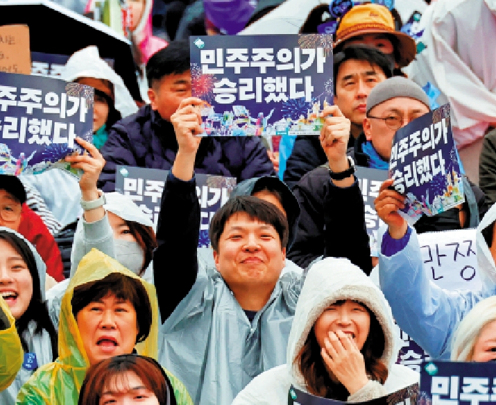 圖:韓國民眾5日在首爾集會慶祝尹錫悅彈劾案通過。/路透社