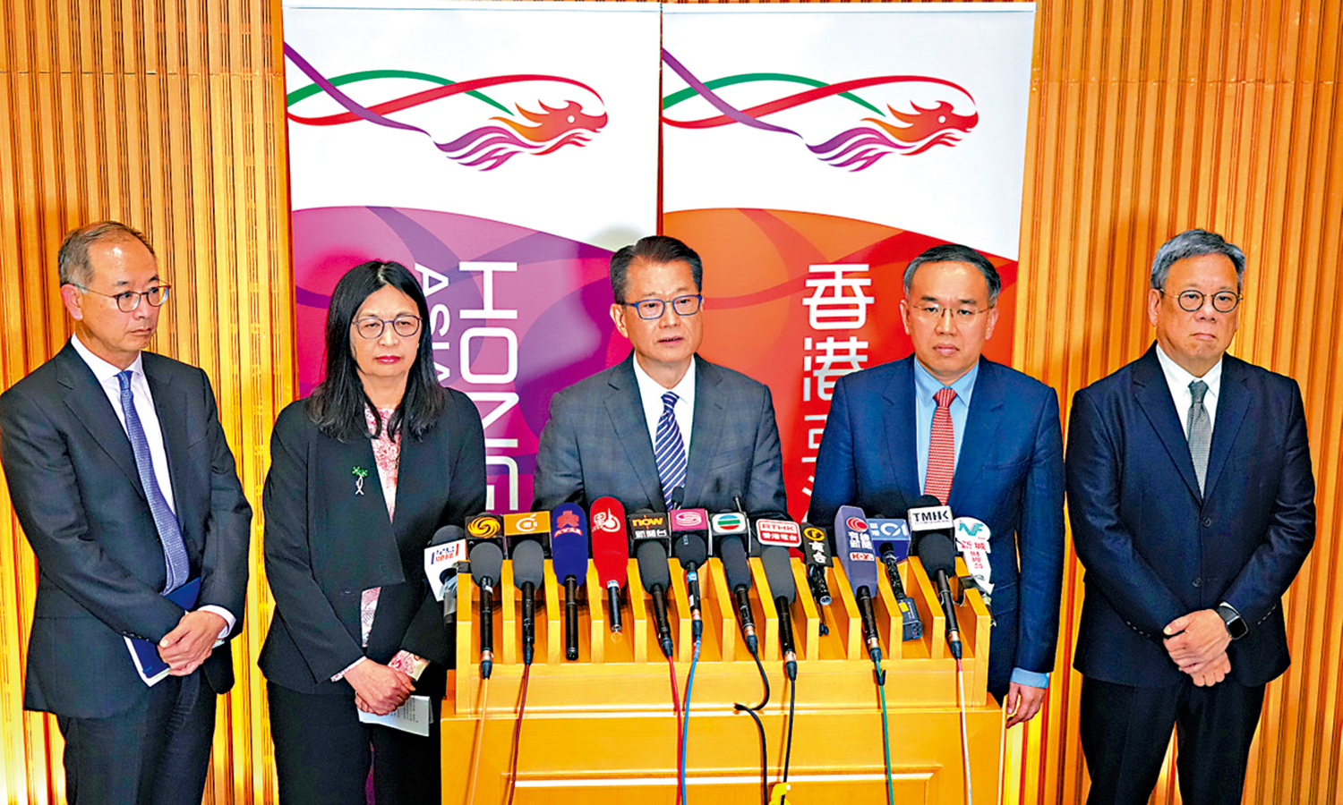 　　圖：左起：余偉文、梁鳳儀、陳茂波、許正宇及丘應樺等財金官員會見傳媒。\大公報記者林良堅攝