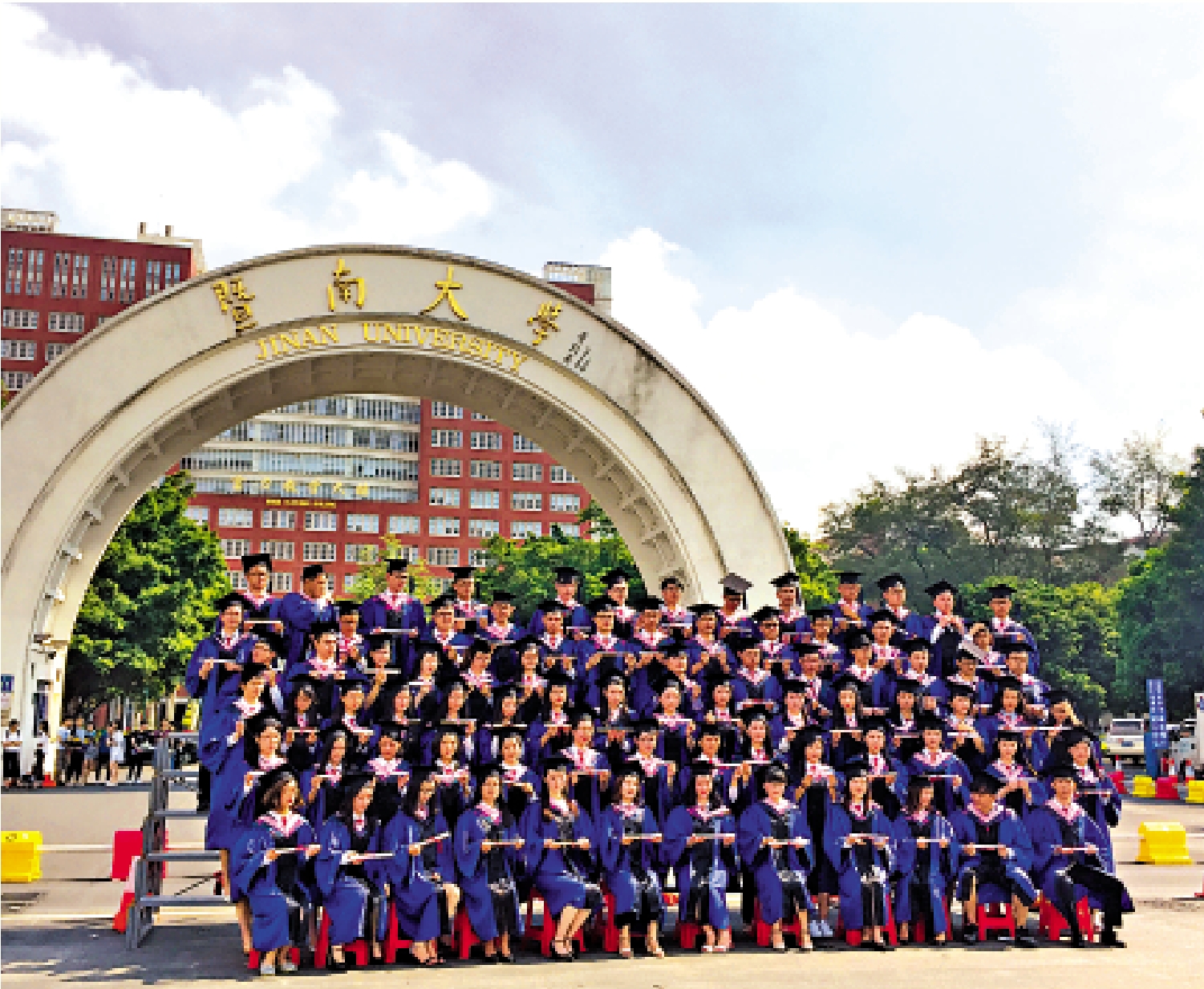 　　圖：暨南大學表示，民進黨當局阻撓兩岸高校交流合作不僅損害了學校聲譽和形象，更直接侵害了在校台生的合法權益。圖為畢業生在暨南大學合影。\大公報記者盧靜怡攝