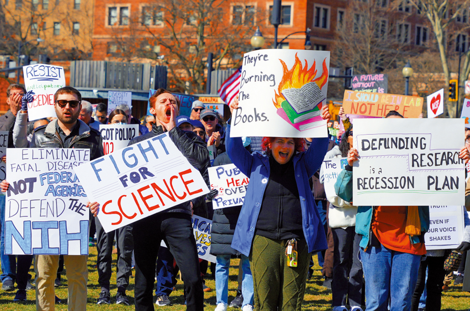 　　圖：美國科研人員在匹茲堡的科學集會上高舉標語，反對特朗普政府打壓科研。\美聯社