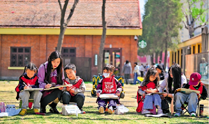 圖:4月6日,在天津市城市更新項目,河東區泰達·津一產業公園,老師帶領學生寫生。/新華社