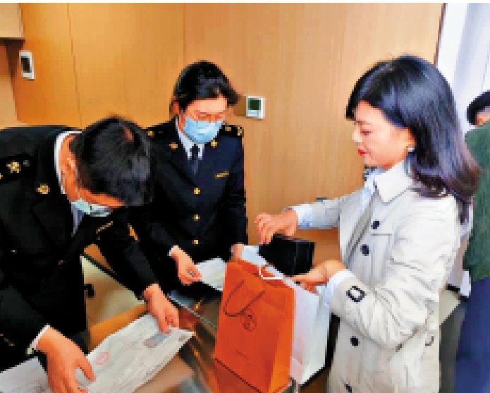 圖:港人李女士在深圳首個離境退稅陸路口岸試點,文錦渡口岸辦理離境退稅。