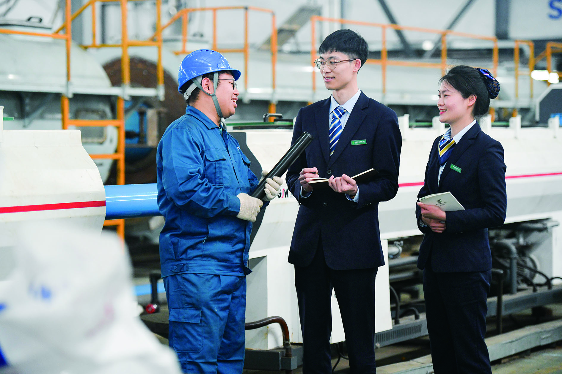 圖:郵儲銀行工作人員走訪企業。