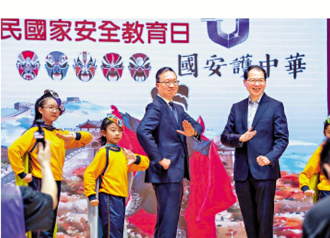 圖:林定國昨午探訪佐敦谷聖若瑟天主教小學,參加學校的「中華文化廊」遊蹤及國安知識問答比賽。