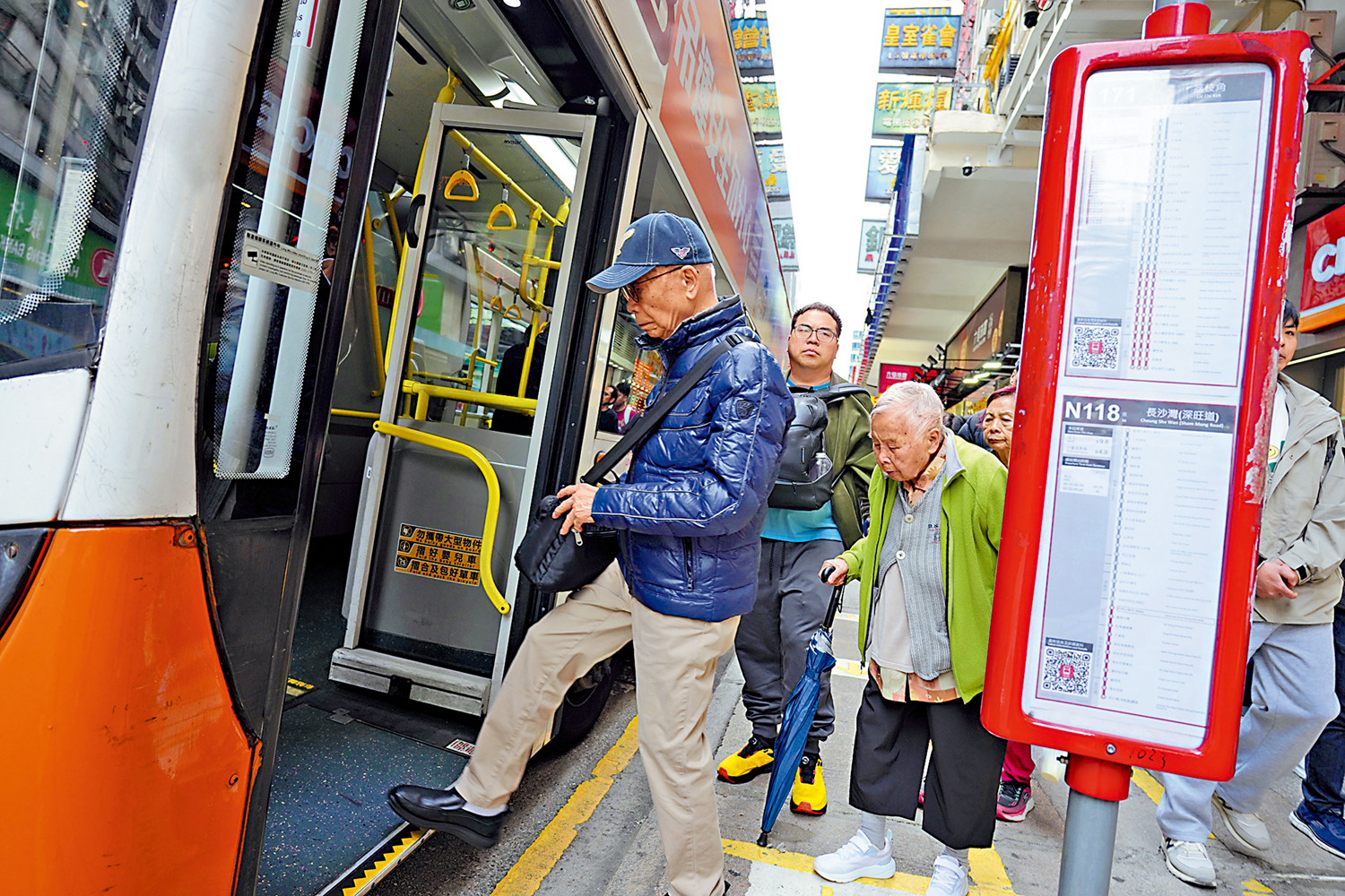 圖:長者「兩元兩折」搭車方案,提前明年4月推行,較原預計提早5個月,料可為庫房額外節省2.6億元。
