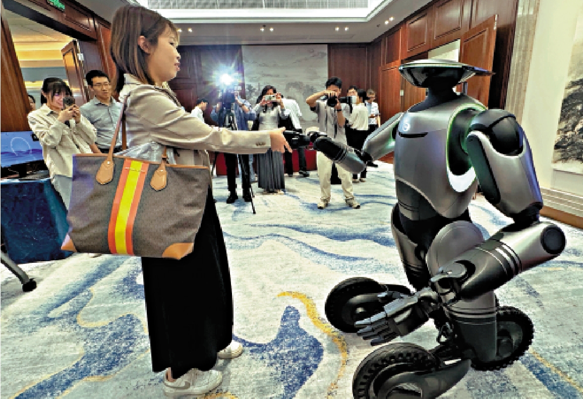 圖:廣汽人形機器人GoMate與記者互動。\大公報記者盧靜怡攝
