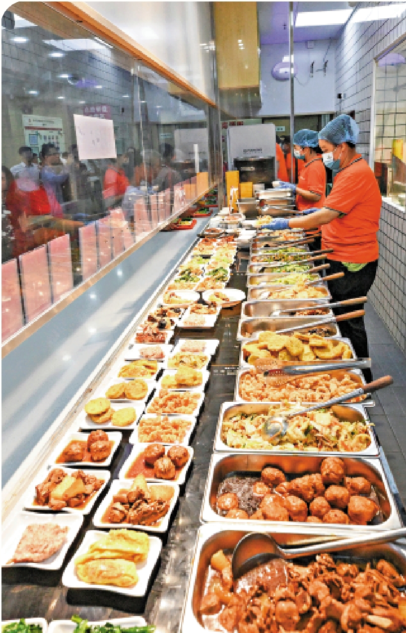 圖:盤活資金,才能更好為百姓服務。圖為廣州市荔灣區社區食堂為當地居民服務。/新華社