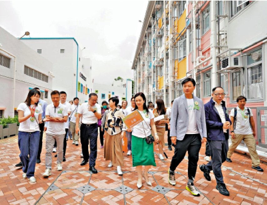 圖:何永賢及立法會議員去年出席元朗恒莆新苑過渡性房屋項目的「睇樓導賞團」。