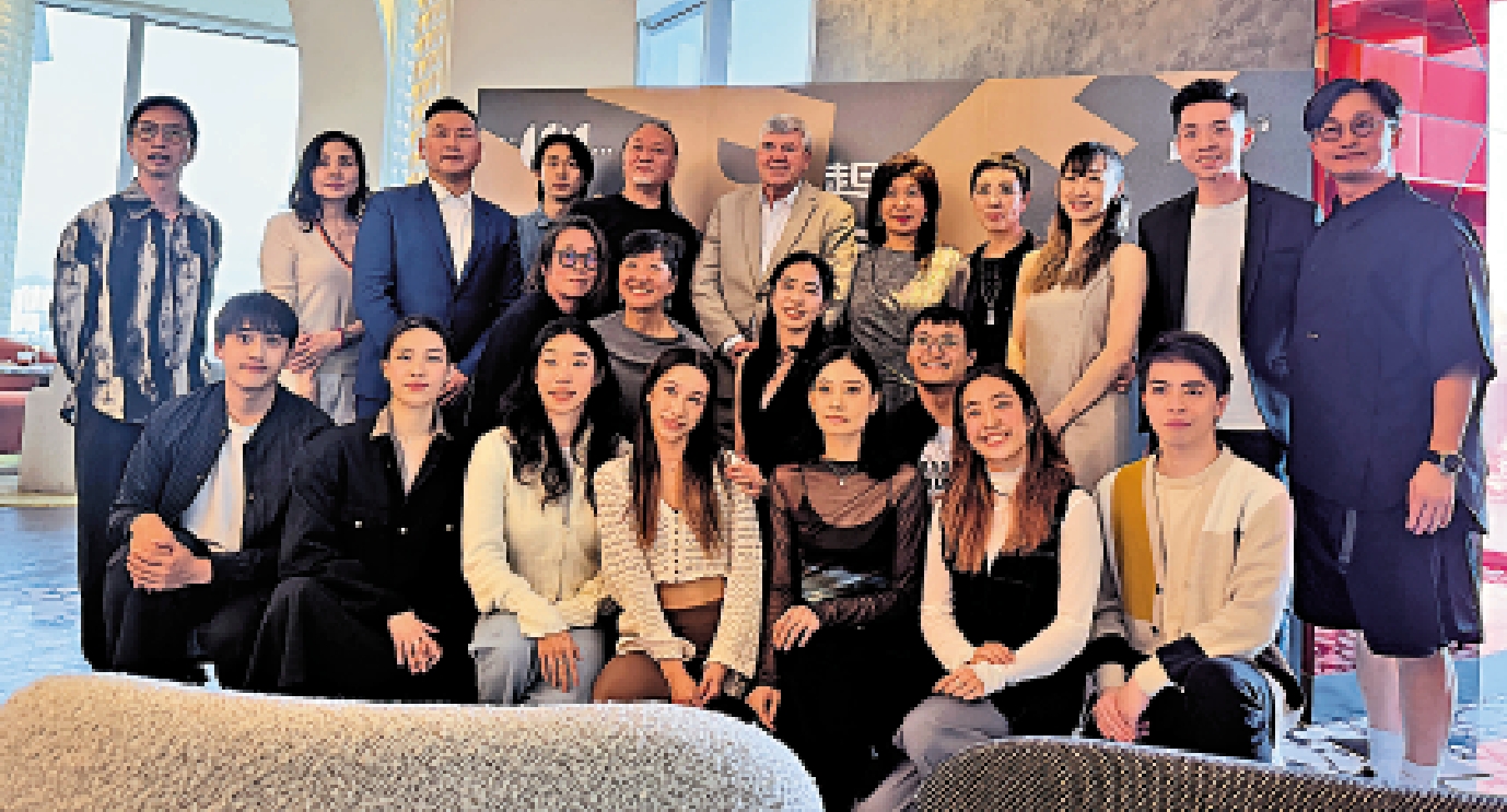 圖:香港城市當代舞團舞者及幕後團隊在新舞季發布會上合照。\大公報記者顏琨