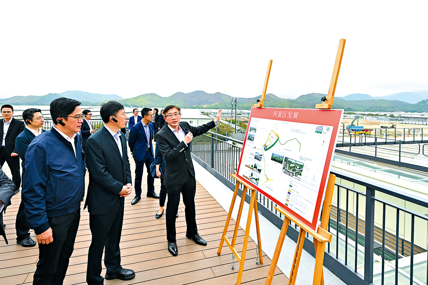 圖:財政司副司長黃偉綸(左一)和深圳市常務副市長陶永欣(中)在會議前到訪河套深港科技創新合作區香港園區。