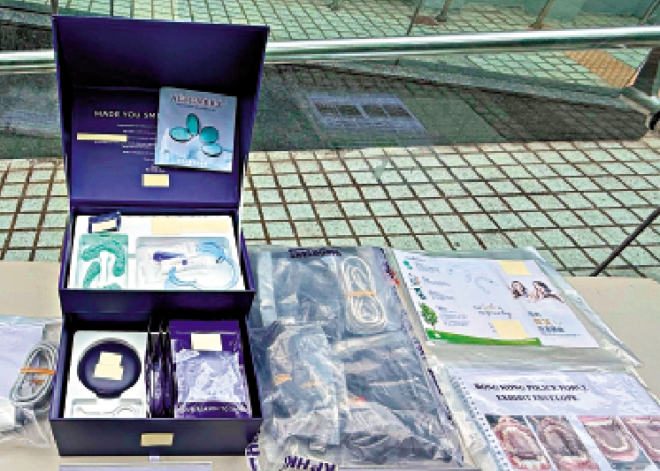 圖:警方展示在行動中檢獲的一批牙科醫療用具、儀器及矯形牙套等證物。