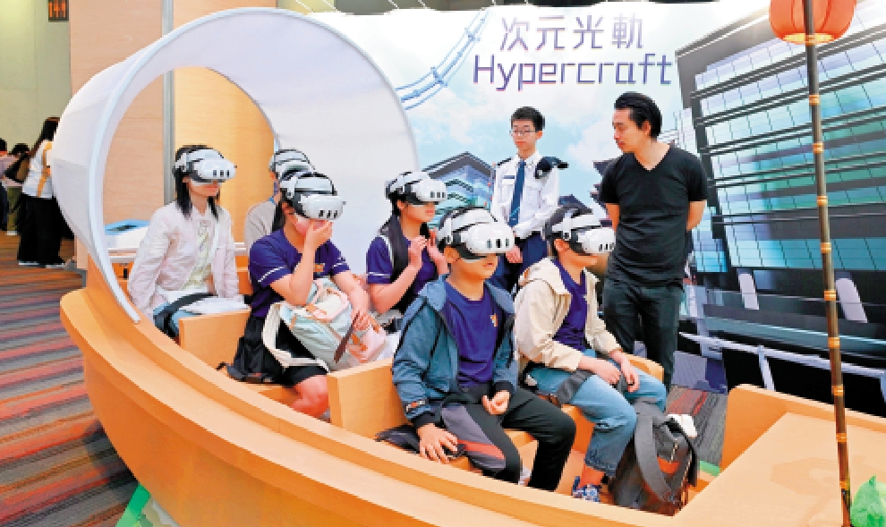 圖:「少年警訊創新科技大賽2024-25」同場舉行創科嘉年華,圖為參加者參與虛擬實境遊戲體驗科技帶來的樂趣。