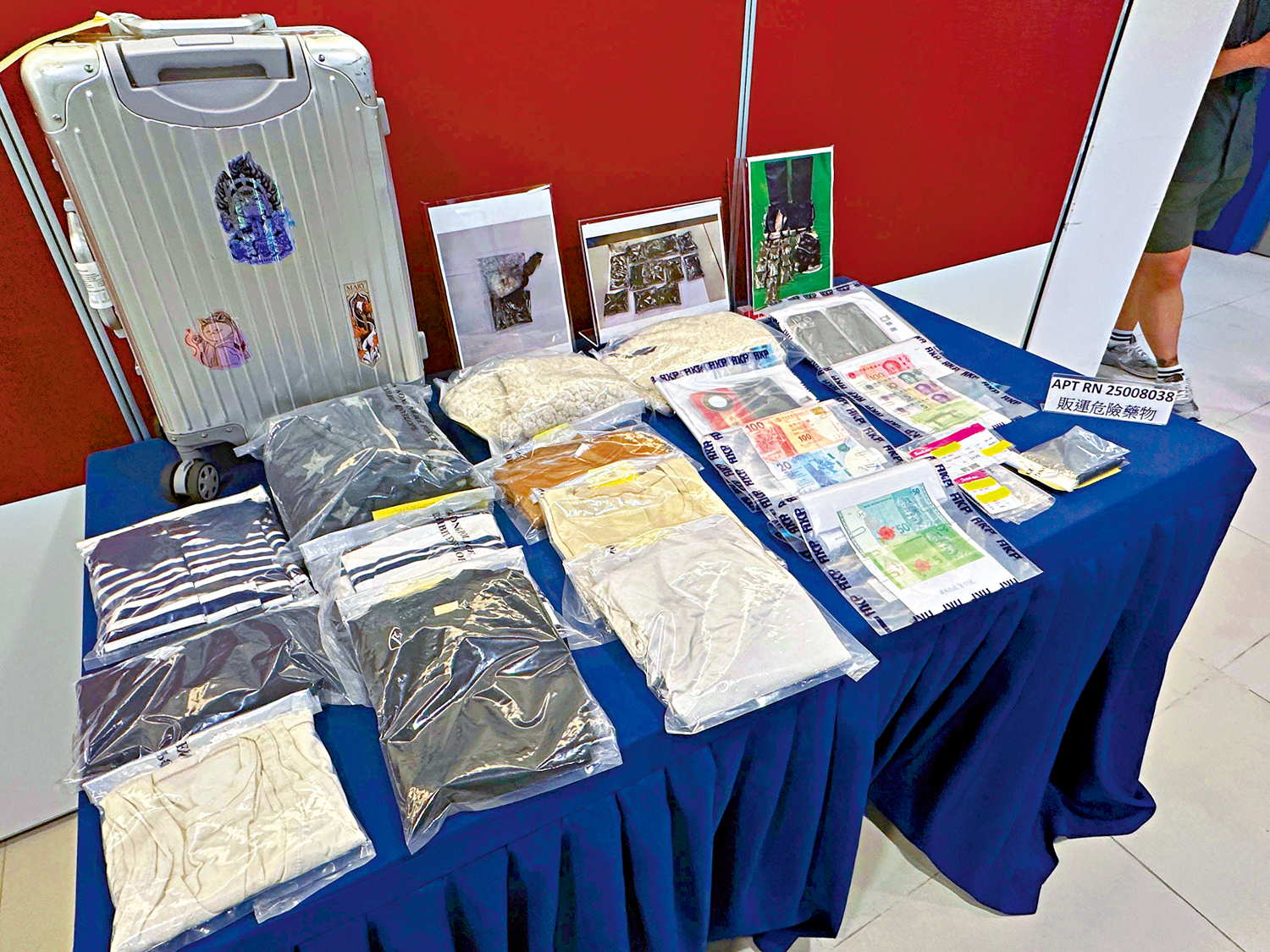 圖:警方在海關協助下,拘捕「飛機豬」及「監豬」,他們涉偷運海洛英返港。圖為案中證物。