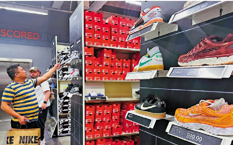 圖:顧客在洛杉磯一間Nike專賣店選購鞋子。\法新社