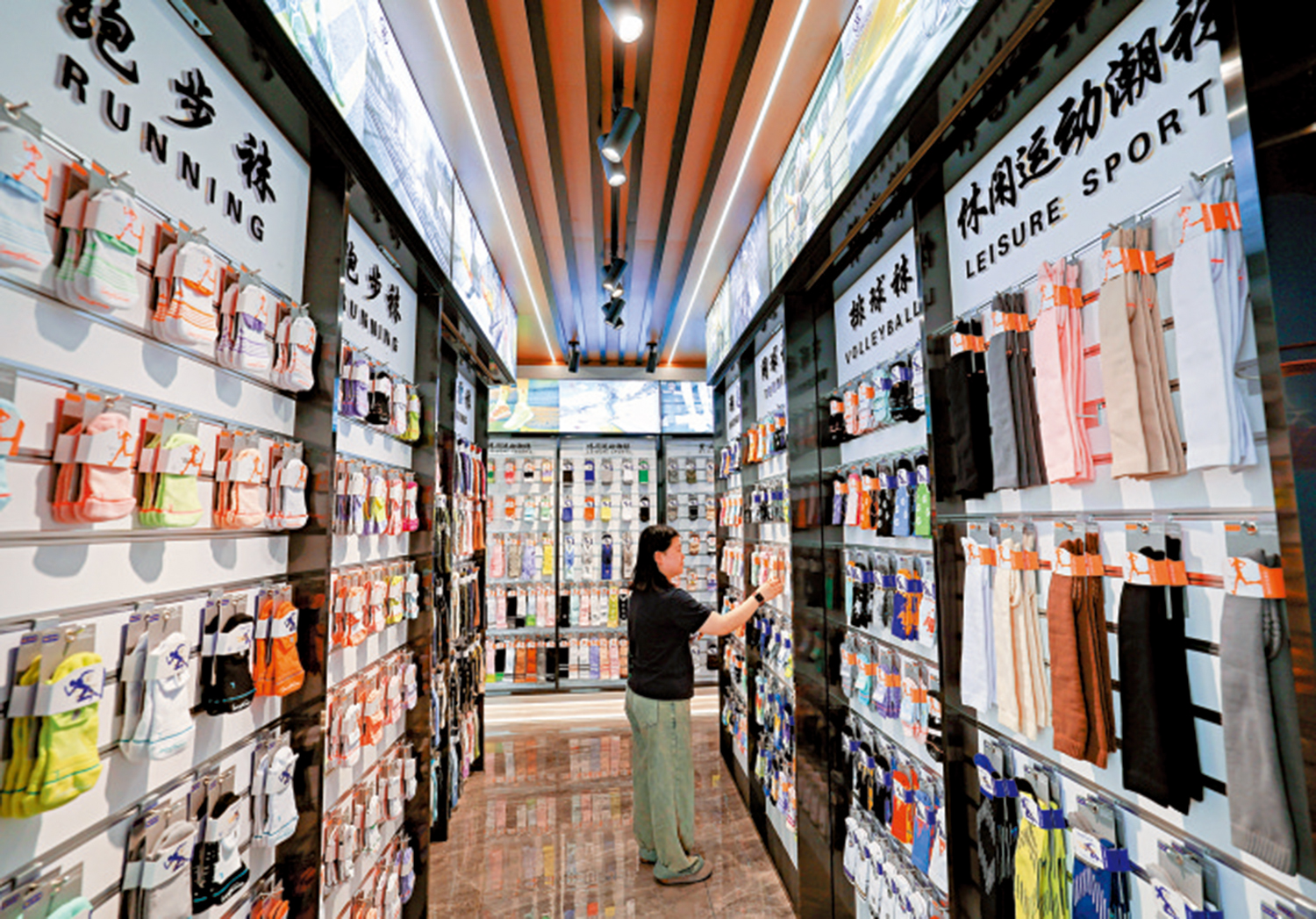 圖:浙江諸暨一家針織公司展廳內,陳列了針對國內市場的運動襪新品。\新華社