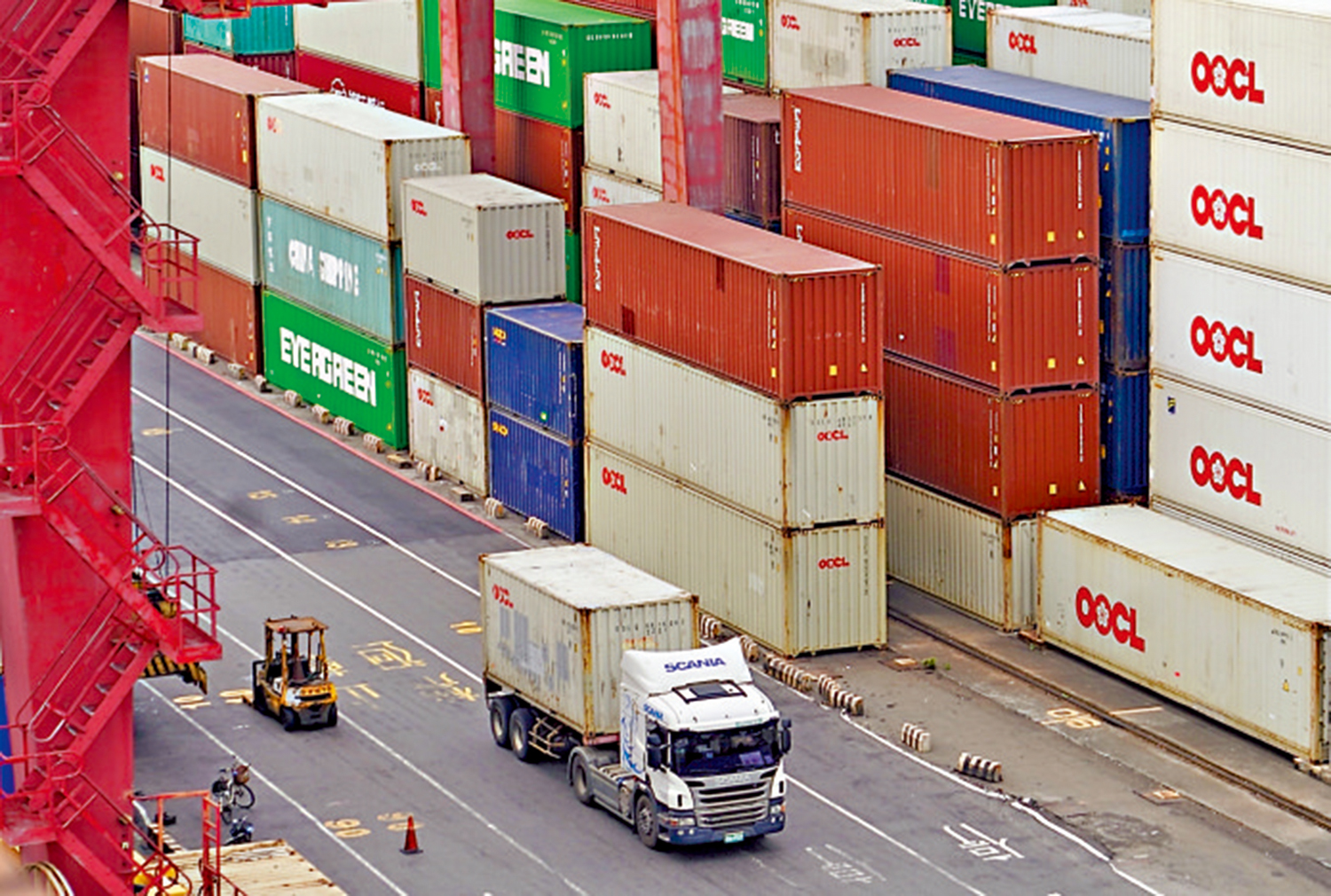 　　圖：美國高關稅暫緩90天，台灣出口廠商抓緊時間出貨。圖為高雄港區貨櫃車運載貨櫃出入。\資料圖片