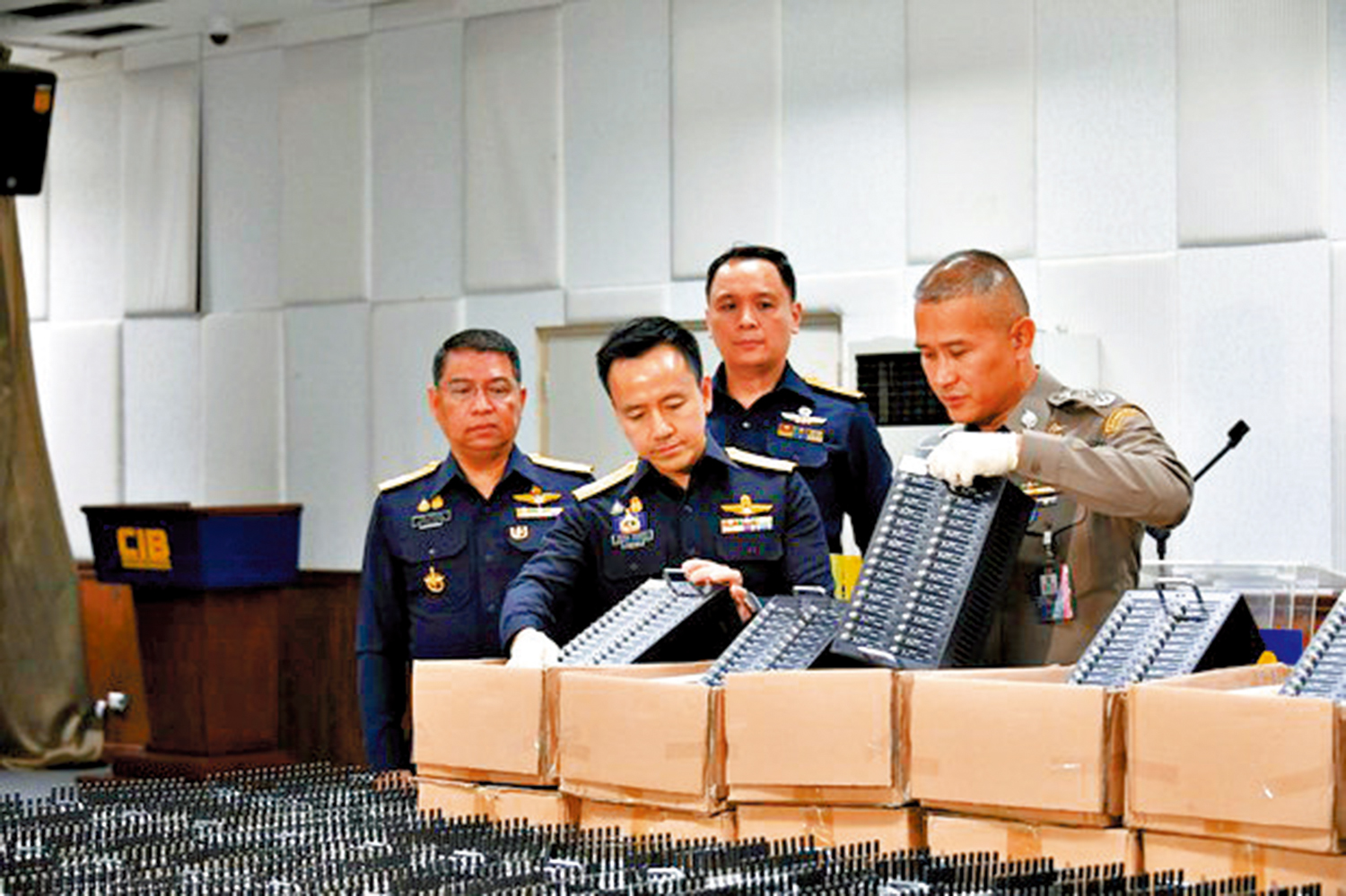 　　圖：泰國海關人員和警察在曼谷中央調查局檢查電詐團夥使用的設備和SIM卡。\資料圖片