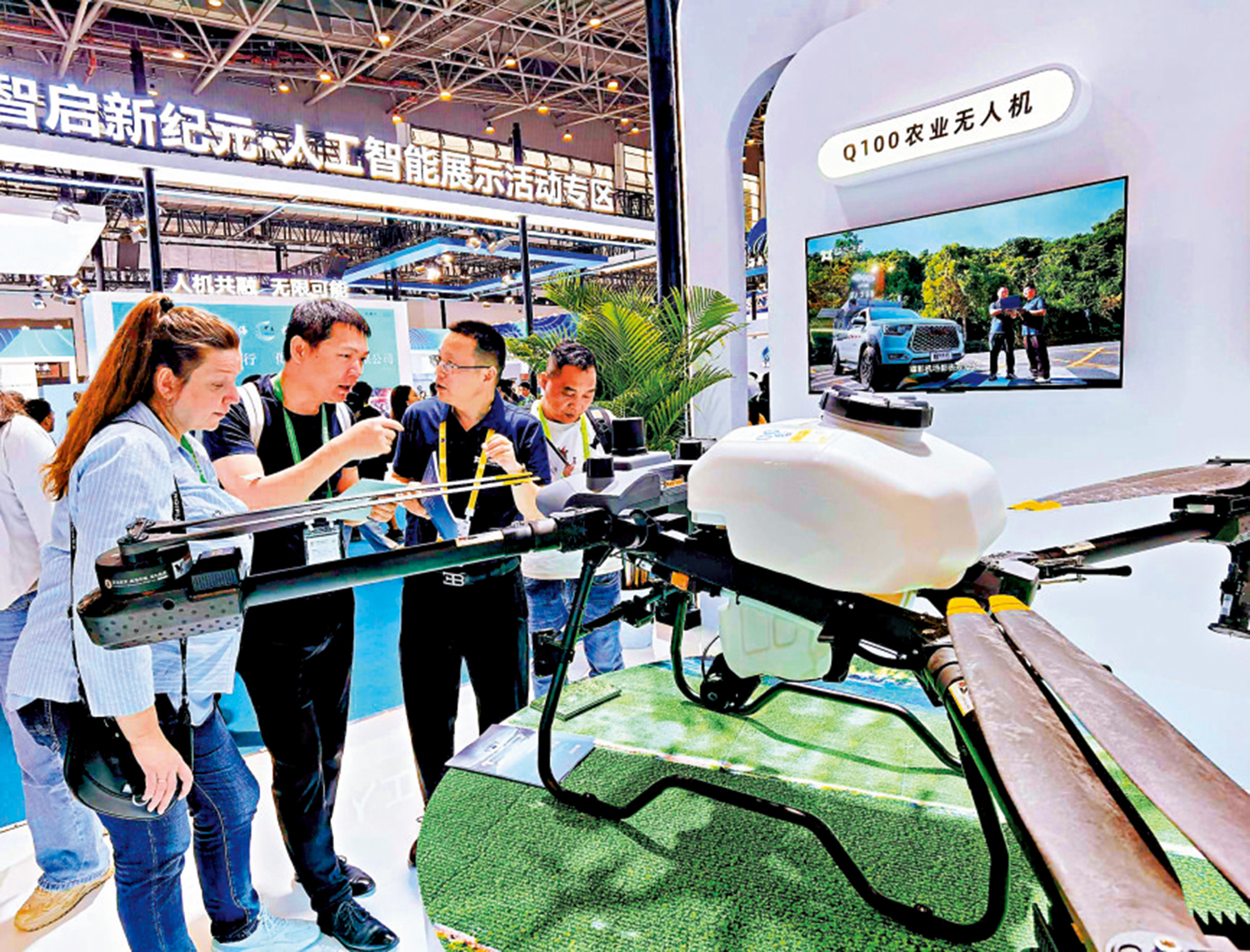 　　圖：在第五屆中國國際消費品博覽會低空經濟展示專區，參會者在了解一台農業無人機。\大公報記者何玫攝