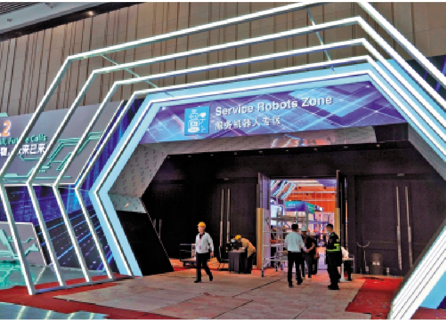 　　圖：本屆廣交會首次在第一期增設服務機器人專區。\大公報記者帥誠攝