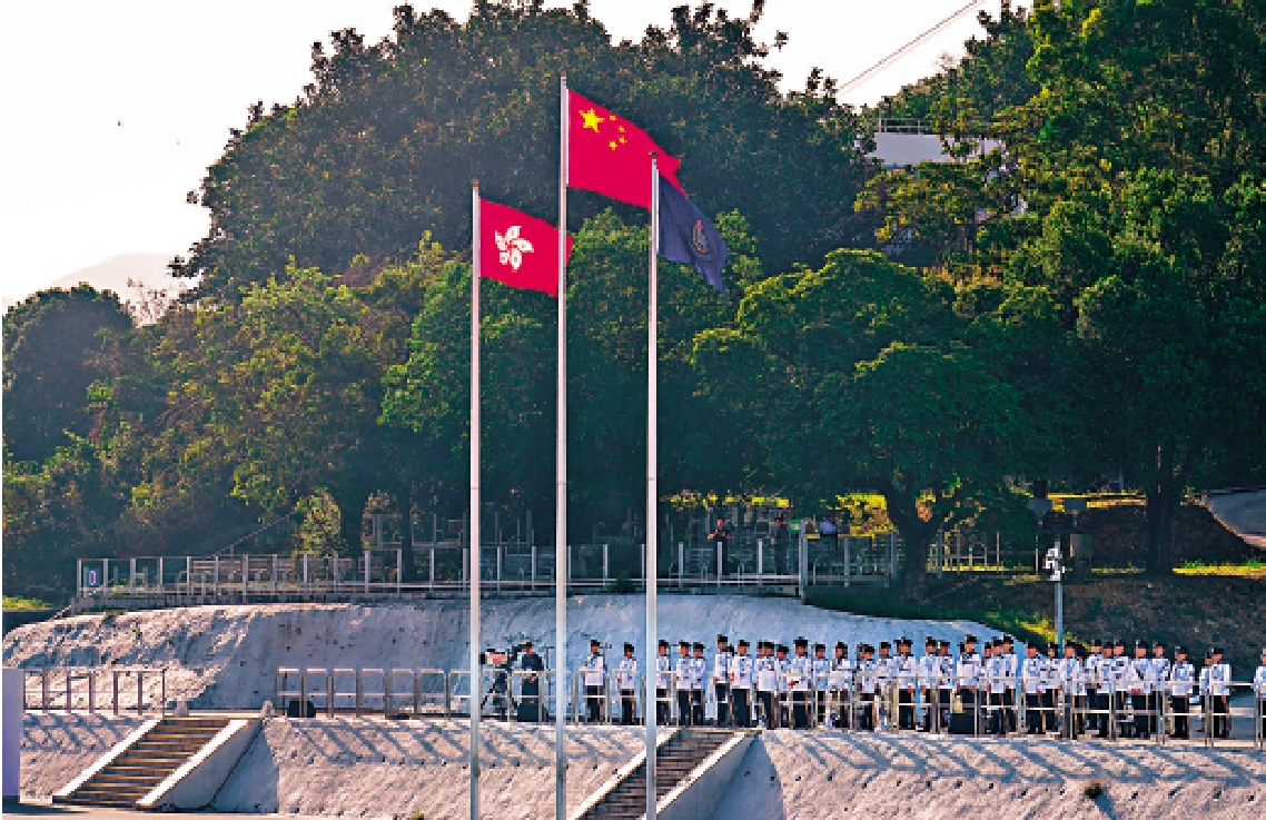 圖:昨日是「全民國家安全教育日」,保安局帶領紀律部隊在香港警察學院舉行升旗儀式。\中新社圖片