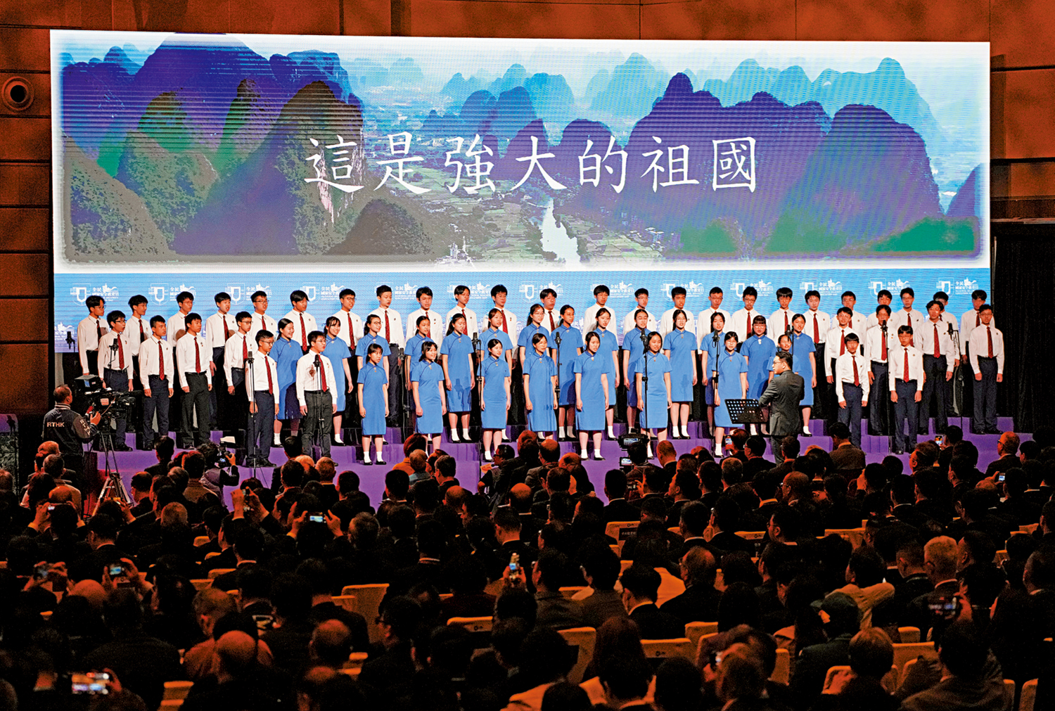 圖:聖保羅男女中學演唱了《我的祖國》和《我們的家》的合併版本。