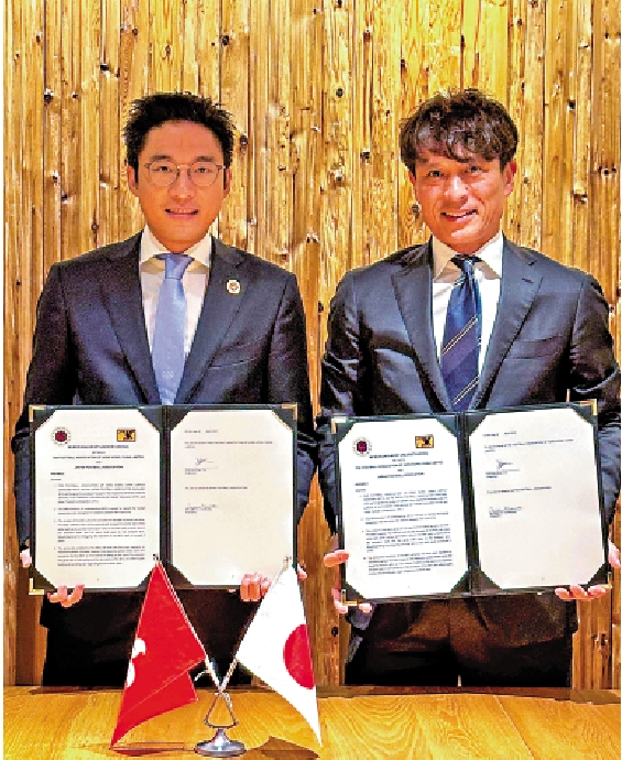 圖:足總主席霍啟山(左)出席簽署儀式。\香港足總圖片