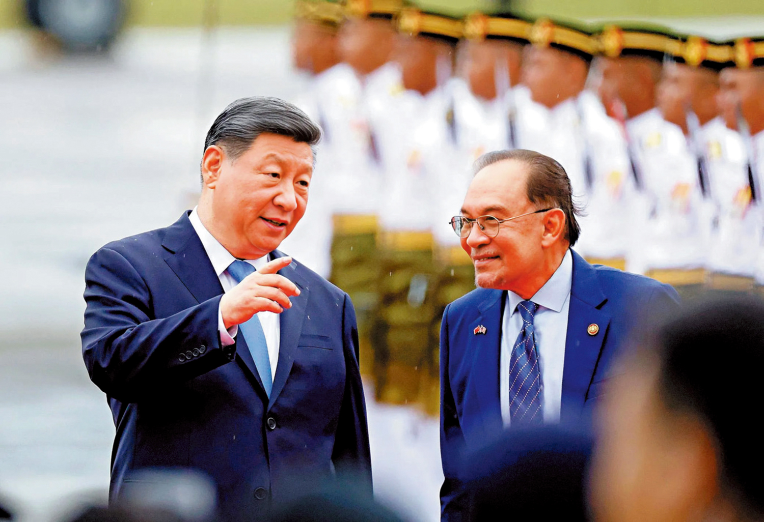 圖:當地時間4月15日晚,國家主席習近平乘專機抵達吉隆坡,開始對馬來西亞進行國事訪問。專機抵達吉隆坡國際機場時,馬來西亞總理安瓦爾等熱情迎接。\中新社