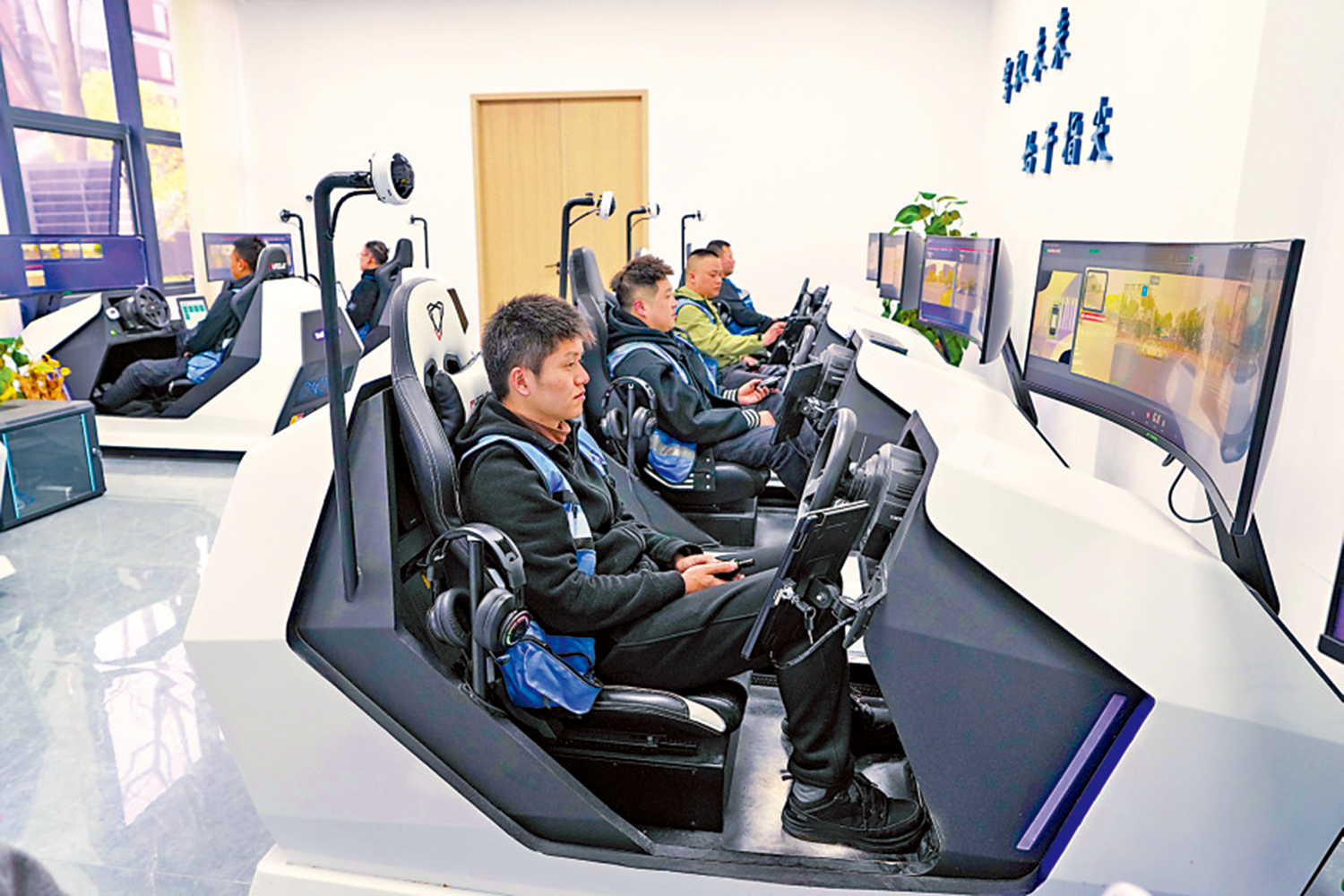 圖:AI安全成為網絡空間博弈焦點。圖為安全員在遠程監控無人駕駛汽車。\新華社
