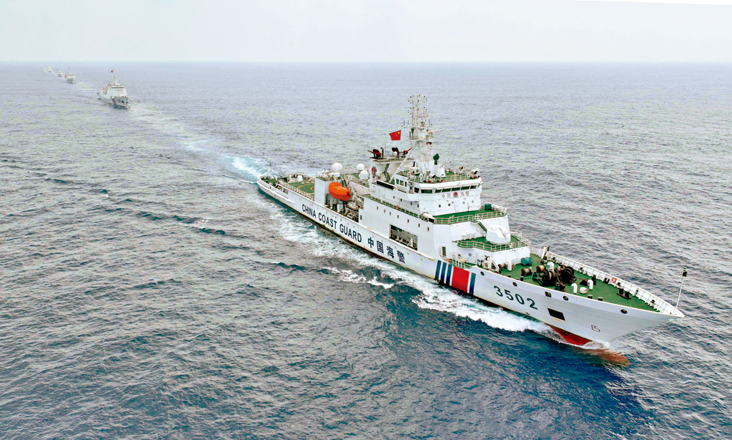 圖:中國堅決維護南海主權。圖為中國海警3502編隊在南海黃岩島海域進行艦艇編隊訓練。\新華社