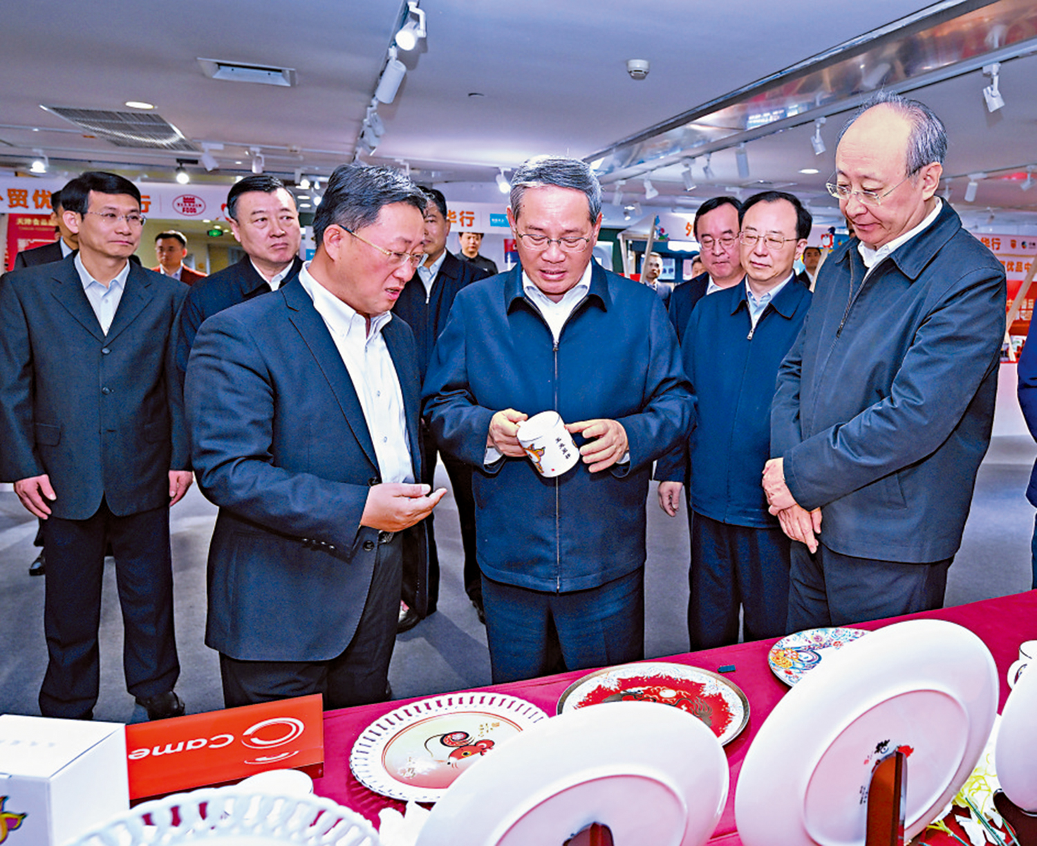 圖:4月15日,中共中央政治局常委、國務院總理李強在北京調研。這是李強在外貿優品中華行西單大悅城展銷現場,詳細了解產品出口及內銷情況。\新華社