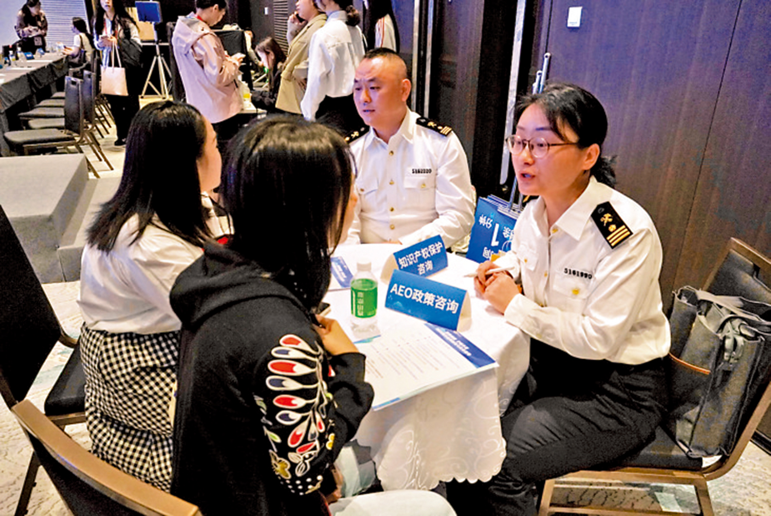 圖:廣交會參展企業現場諮詢海關專家。\大公報記者帥誠攝