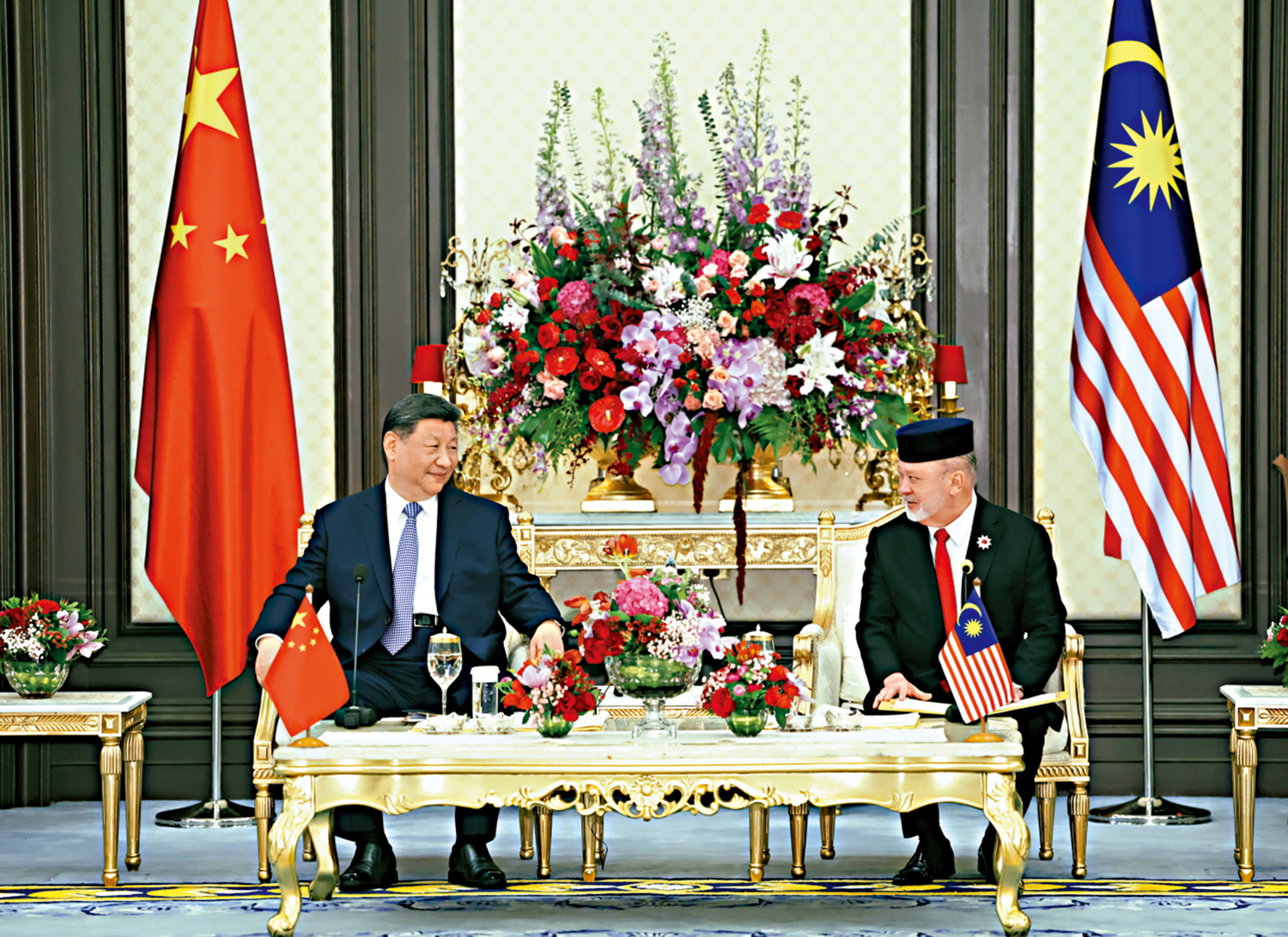 　　圖：4月16日上午，馬來西亞最高元首易卜拉欣在馬來西亞國家王宮同中國國家主席習近平舉行會見。\新華社