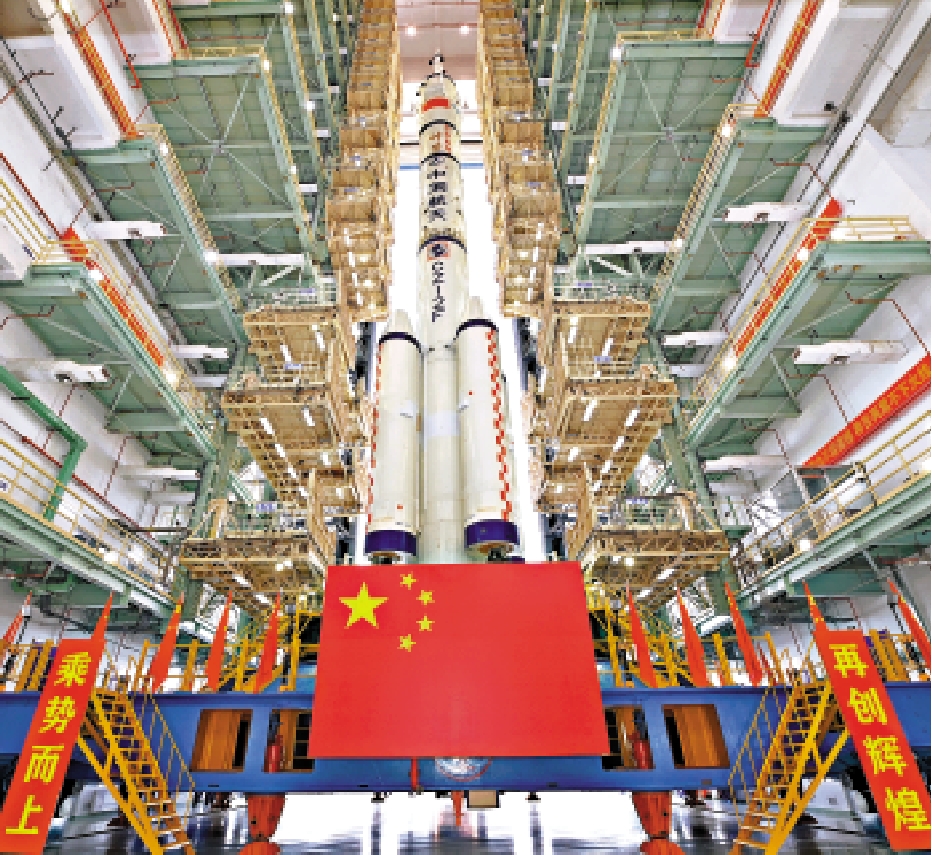 　　圖：神舟二十號載人飛船與長征二號F遙二十運載火箭組合體已轉運至發射區，擇機發射。