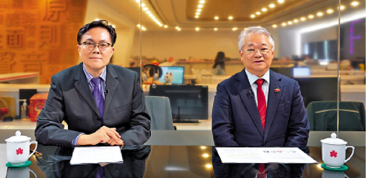 　　圖：環境保護署署長徐浩光（右）、天文台助理台長（天氣預測及警告服務）鄭元中接受大公文匯全媒體訪問，拆解沙塵天氣的成因及影響。\大公文匯全媒體記者權世平攝