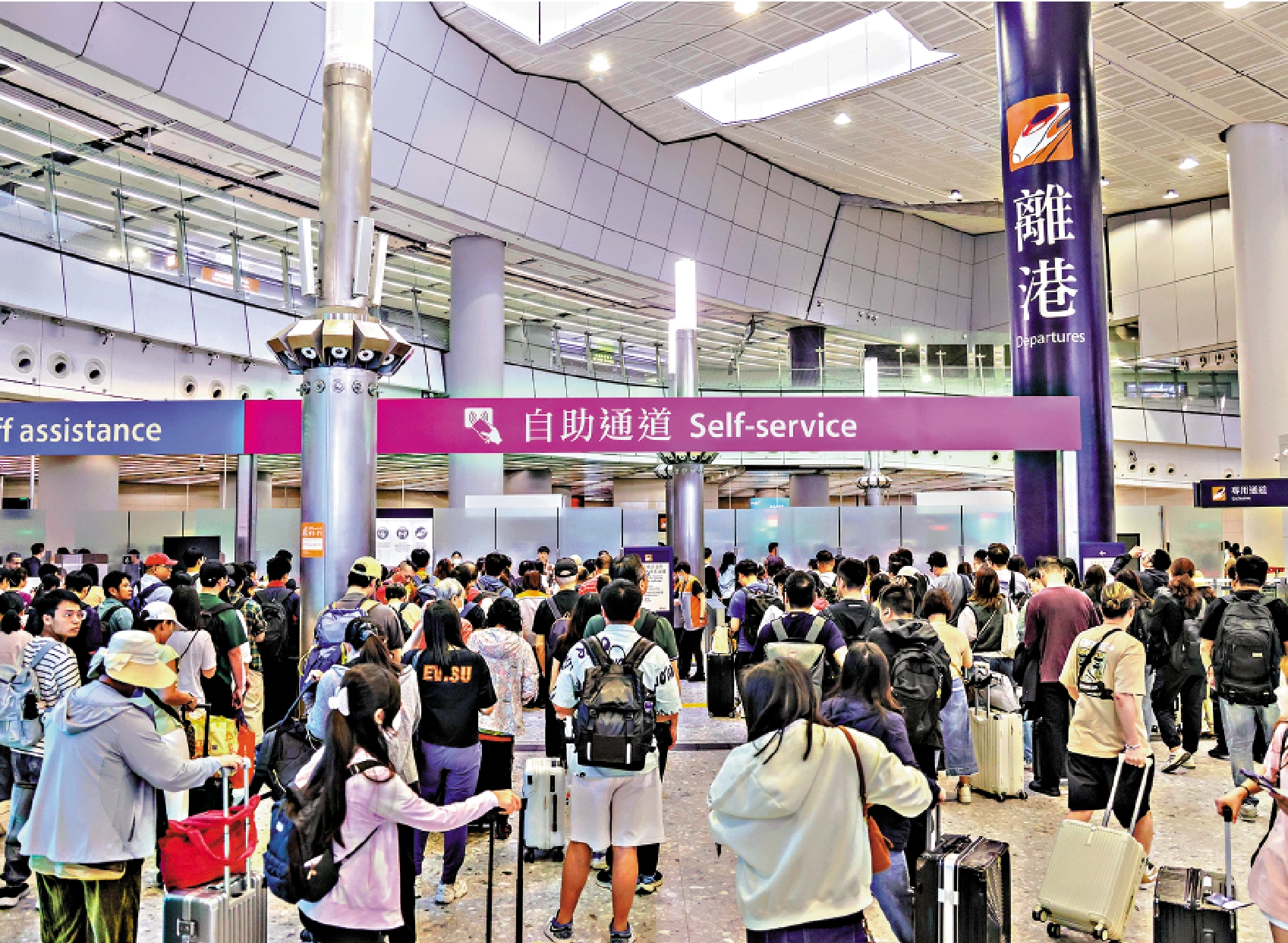 　　圖：一連四日的復活節長假今日開始，西九龍高鐵站人頭湧湧。