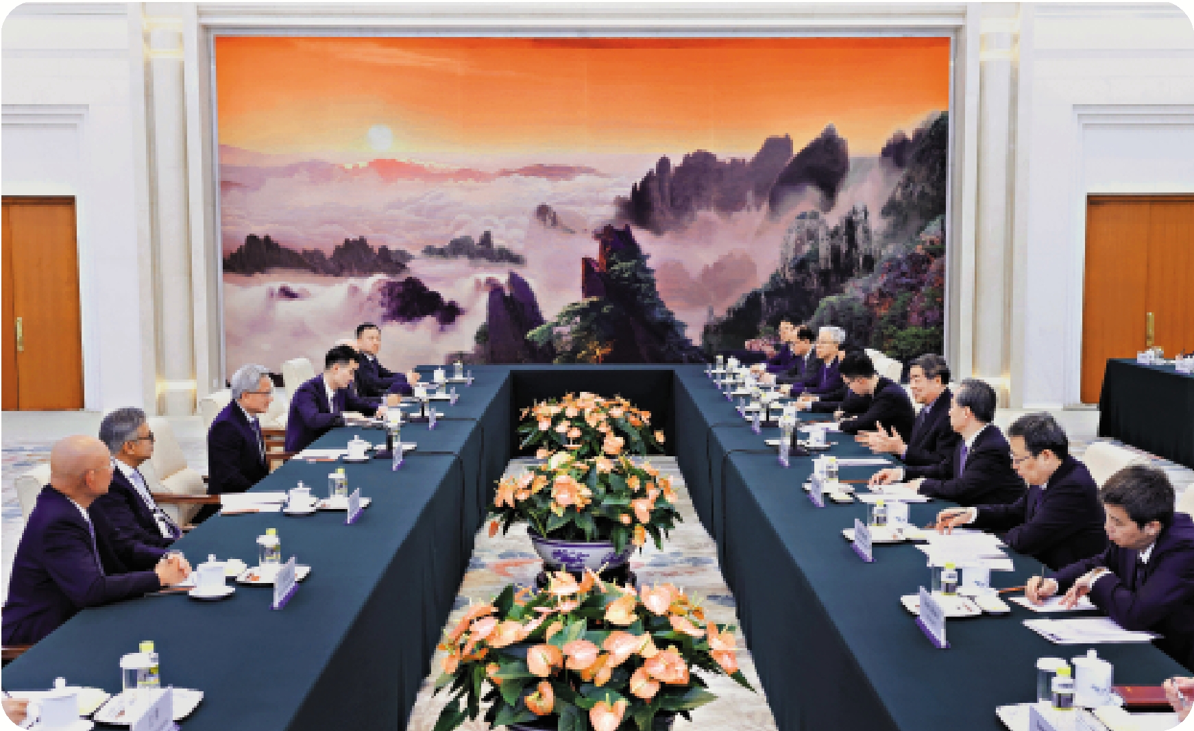 　　圖：4月17日晚，中共中央政治局委員、國務院副總理何立峰在北京人民大會堂會見美國英偉達公司總裁兼首席執行官黃仁勳。\新華社