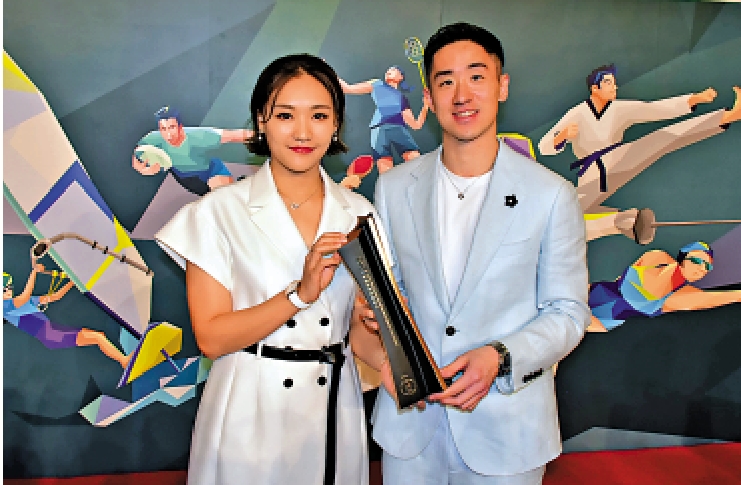 　　圖：鄧俊文（右）與謝影雪順利獲獎。