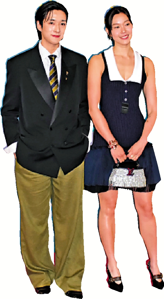 　　圖：游泳運動員歐鎧淳（右）與劍擊運動員崔浩然盛裝出席頒獎禮。