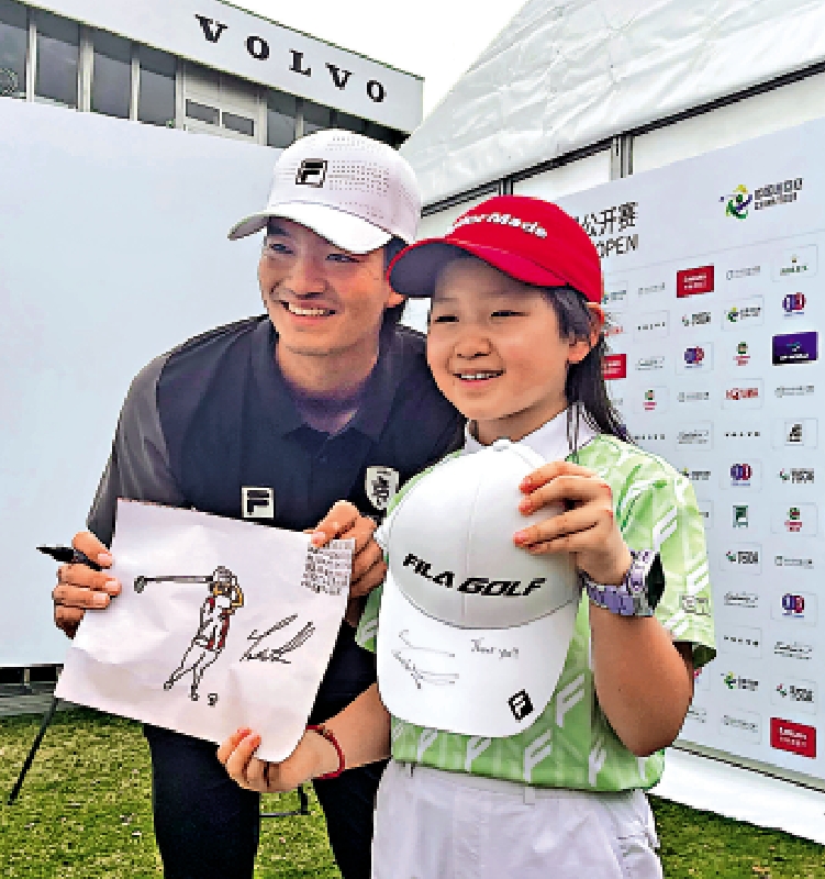 　　圖：小朋友（右一）在杭州亞運會見證了許龍一奪冠，這次特意在媽媽的陪同下從杭州來到上海看許龍一打球。\大公報記者夏微攝