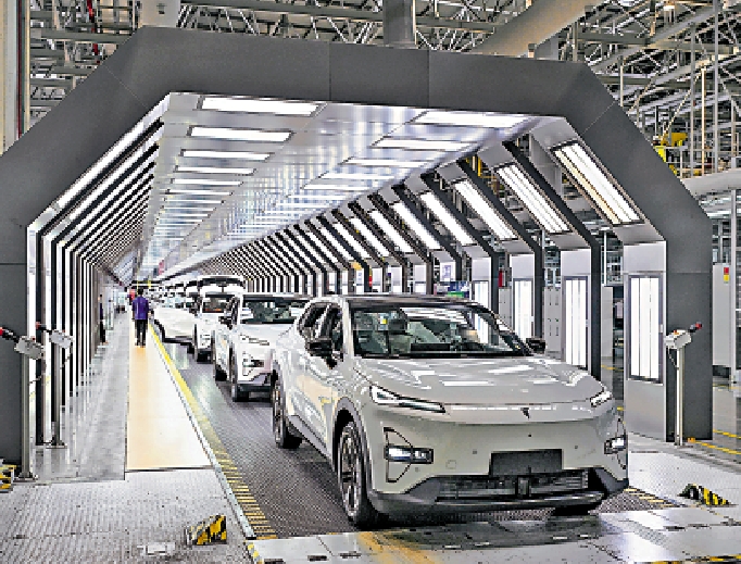 　　圖：鄭永年認為，中國已經進入技術引領經濟的時代。圖為重慶一家車廠生產的新能源汽車。/新華社