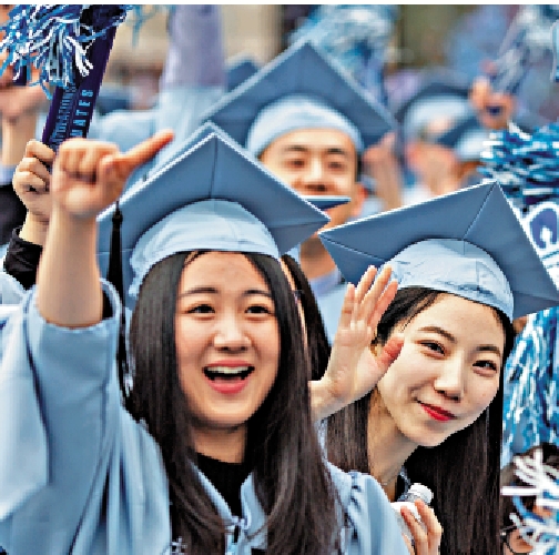　　圖：近期美方對中國學生赴美留學橫加阻攔。圖為參加畢業典禮的中國留學生。